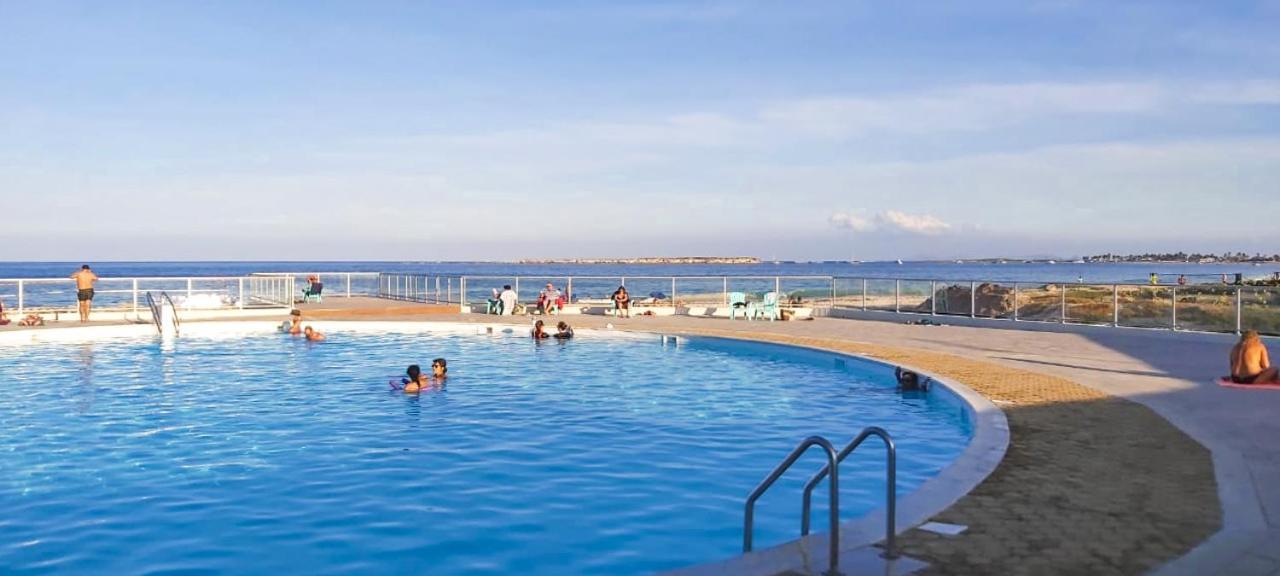 Front Line Unit 520 Ft2 - 48 M2, On Second Floor, Stunning Ocean View Apartment Cul de Sac Екстериор снимка